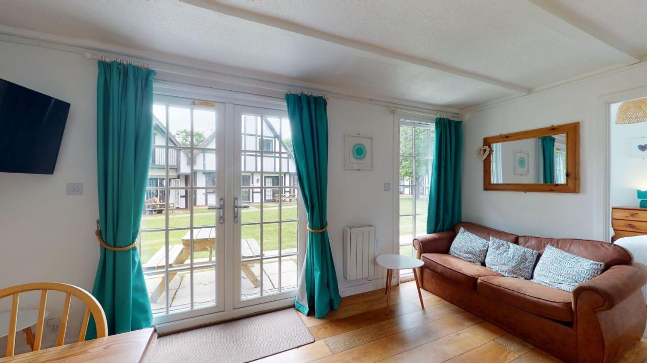 31 Tudor Court, Tolroy Manor Хейл Екстериор снимка